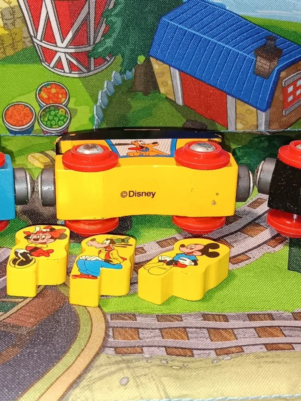 Brio Wooden Train Set Mickey Express Engine Donald Minnie Passenger Cars